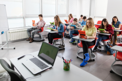 Sérgio Bento De Araújo analisa como políticas públicas de EJA digital ampliam o acesso, a permanência e as oportunidades para estudantes ao longo da vida.