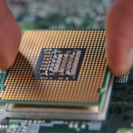 Instalar fábricas gigantes de chips no Brasil é um erro? Uma análise estratégica sobre a indústria de semicondutores