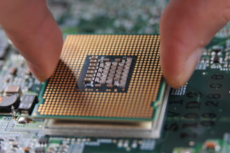 Instalar fábricas gigantes de chips no Brasil é um erro? Uma análise estratégica sobre a indústria de semicondutores