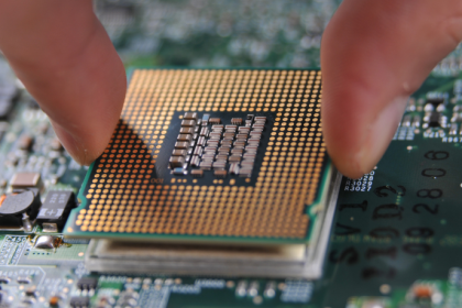 Instalar fábricas gigantes de chips no Brasil é um erro? Uma análise estratégica sobre a indústria de semicondutores