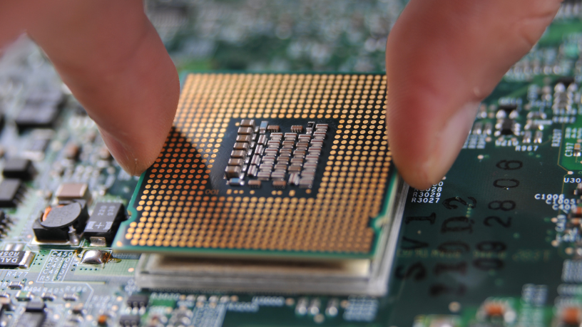 Instalar fábricas gigantes de chips no Brasil é um erro? Uma análise estratégica sobre a indústria de semicondutores