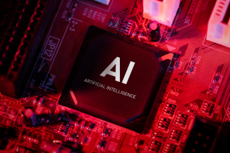 ChatGPT e defesa dos EUA: por que a parceria da OpenAI provocou um pico de desinstalações