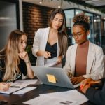 Inteligência Artificial no Trabalho: por que o medo da substituição ainda trava a adoção nas empresas