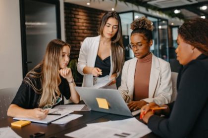 Inteligência Artificial no Trabalho: por que o medo da substituição ainda trava a adoção nas empresas