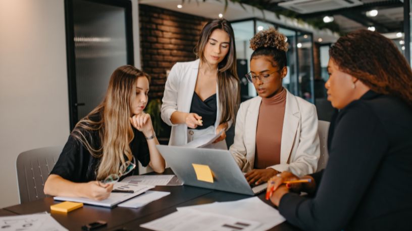 Inteligência Artificial no Trabalho: por que o medo da substituição ainda trava a adoção nas empresas