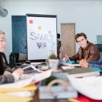 Jovens profissionais discutem ideias em um escritório de startup.