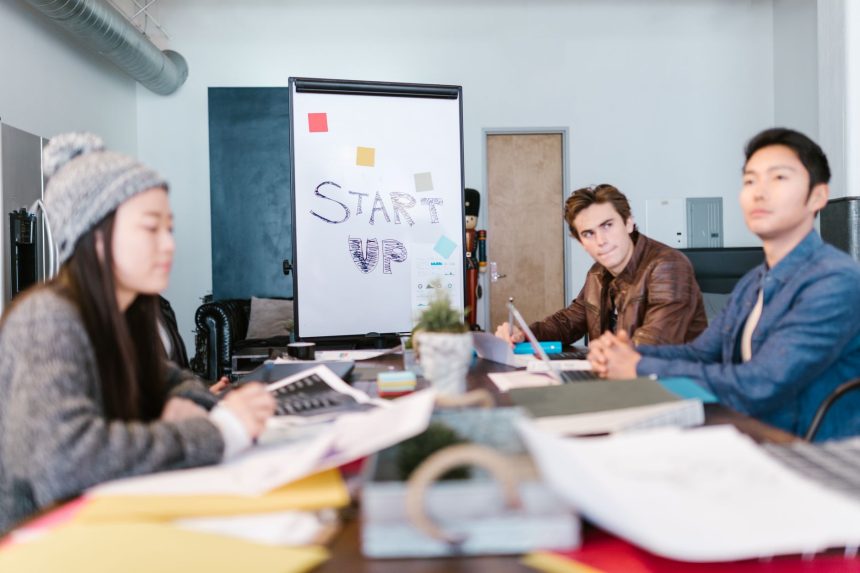 Jovens profissionais discutem ideias em um escritório de startup.