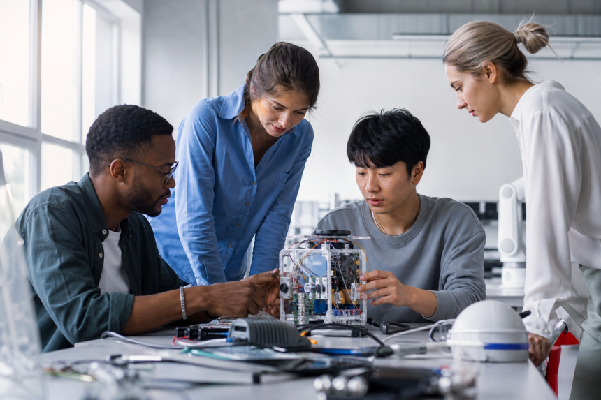 Empreendedores analisam um protótipo tecnológico em um laboratório de inovação nos Estados Unidos